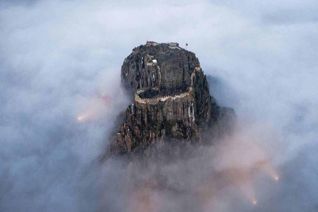 Yüzüklerin Efendisi sahnesi değil, burası Türkiye! Şehir kayboldu, tarihi kale 'Gökyüzü Adası'na dönüştü 2